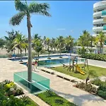 exclusivo edificio con piscina en primera linea de playa