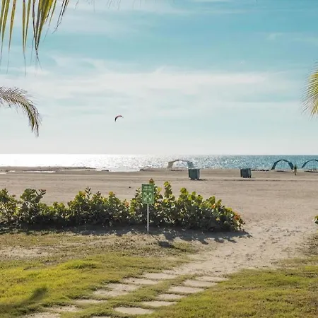 Exclusivo Edificio Con Piscina En Primera Linea De Playa